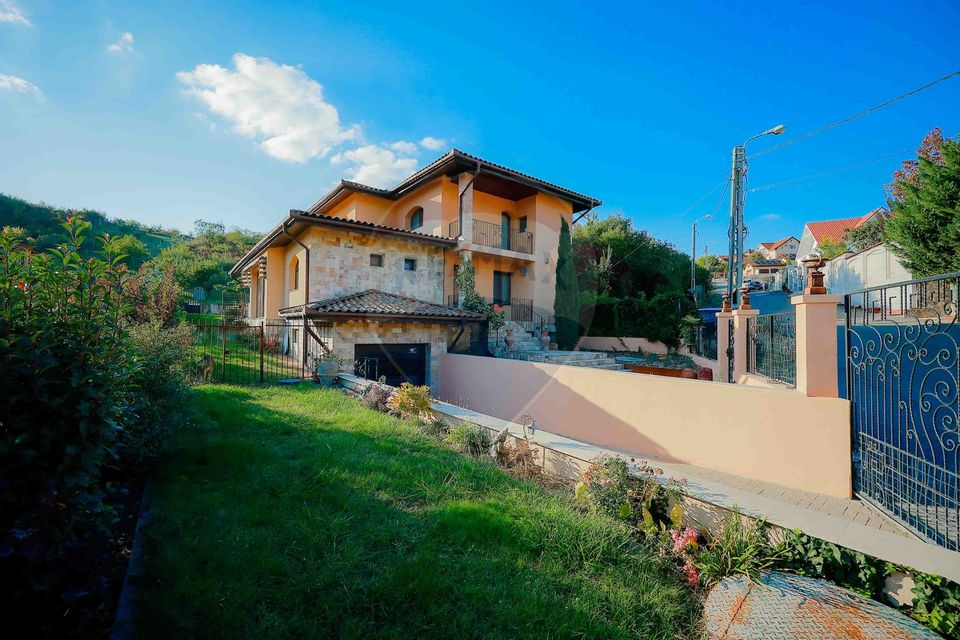 Casă / Vilă cu 5 camere de vânzare în zona Dealuri Oradea