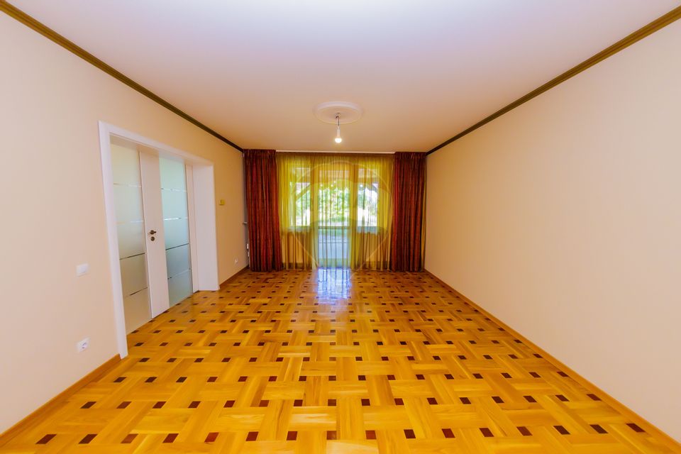 Vilă cu 5 camere de închiriat