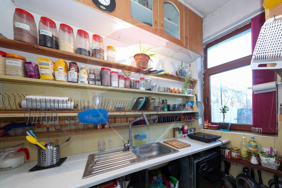 2 case cu curte proprie - locație centrala