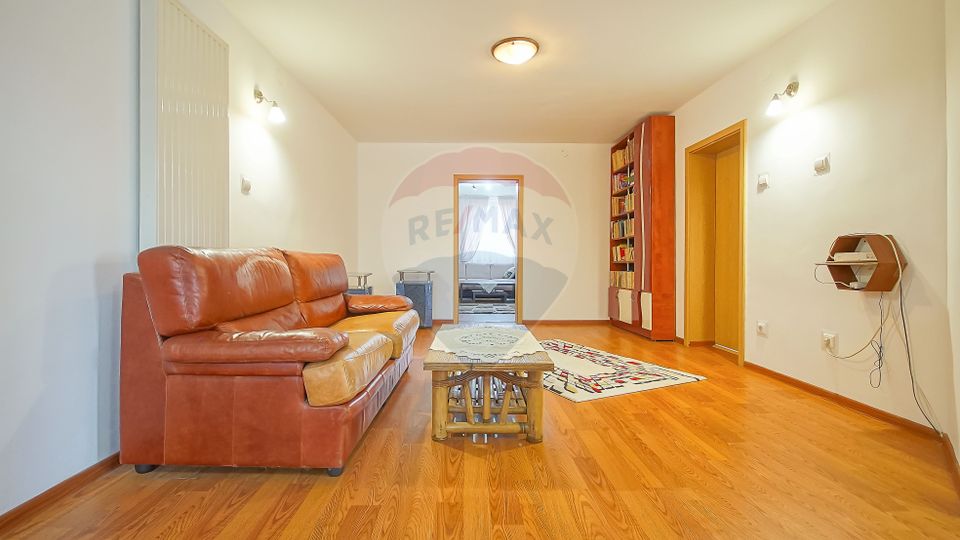 Vilă cu Teren Generos - Tractorul, Potrivită pentru Locuit sau Afacere