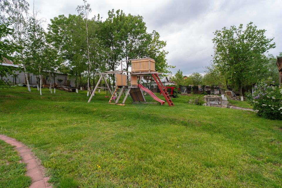 Casă / Vilă cu 10 camere, de vânzare. Todireni, Botoșani.