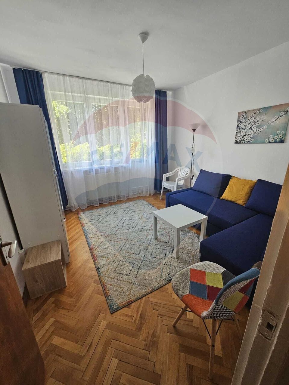 Apartament central cu 3 camere de închiriat