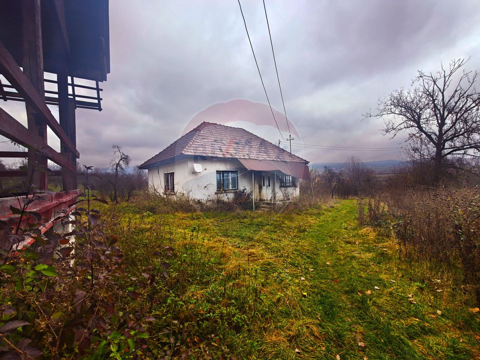 Teren de vânzare Unguraș cu priveliște si anexe