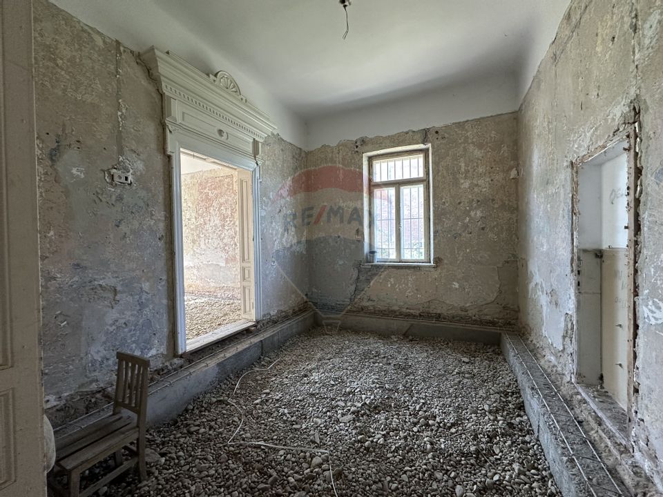 Monument Istoric Teatru langa Liceul Cuza