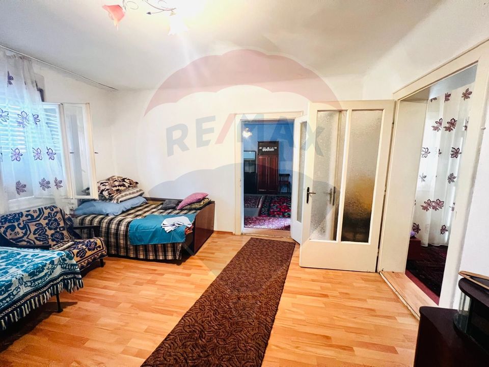 Casă 4 camere 1672 mp teren in Horia