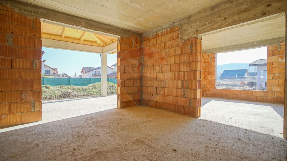 Villa in red, with 823sqm land in Cristian, Str C-tin Brâncoveanu