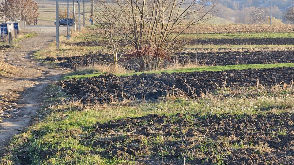 Teren extravilan 6,100mp Stroiesti / Soseaua DN17, Suceava