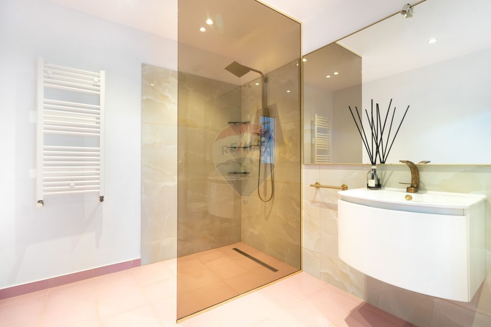 Vanzare Vila 5 camere cu terase mari si priveliste directa la lac