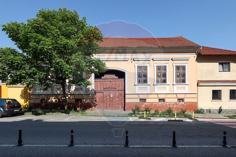 Casă / Vilă cu 10 camere de vânzare în zona Ultracentrală Râșnov
