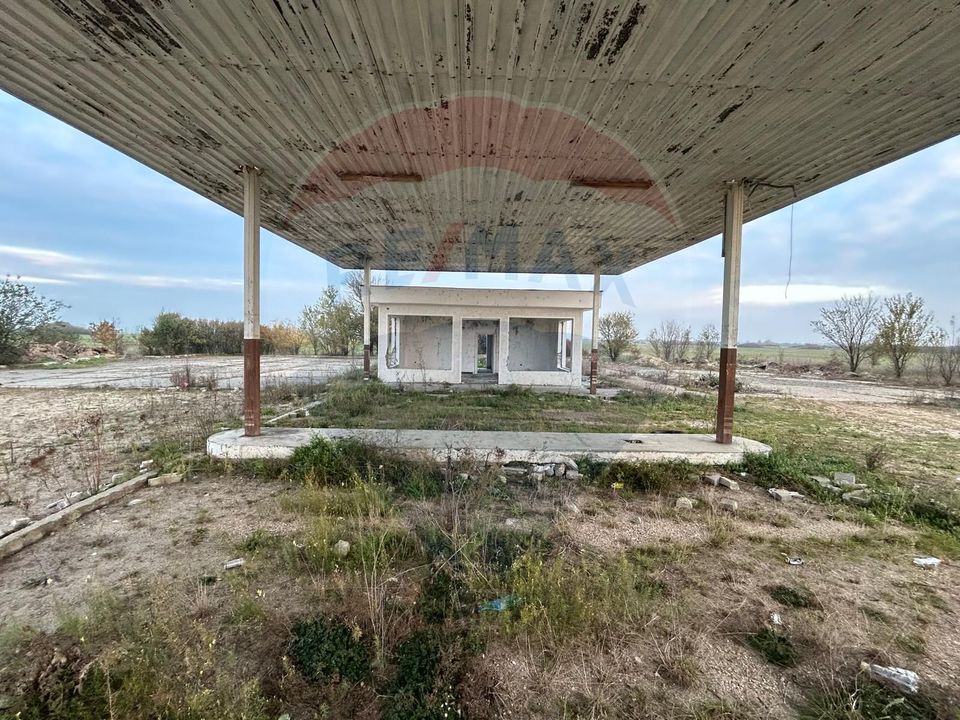 Teren Intravilan  20000 mp. plus cladire statie Peco