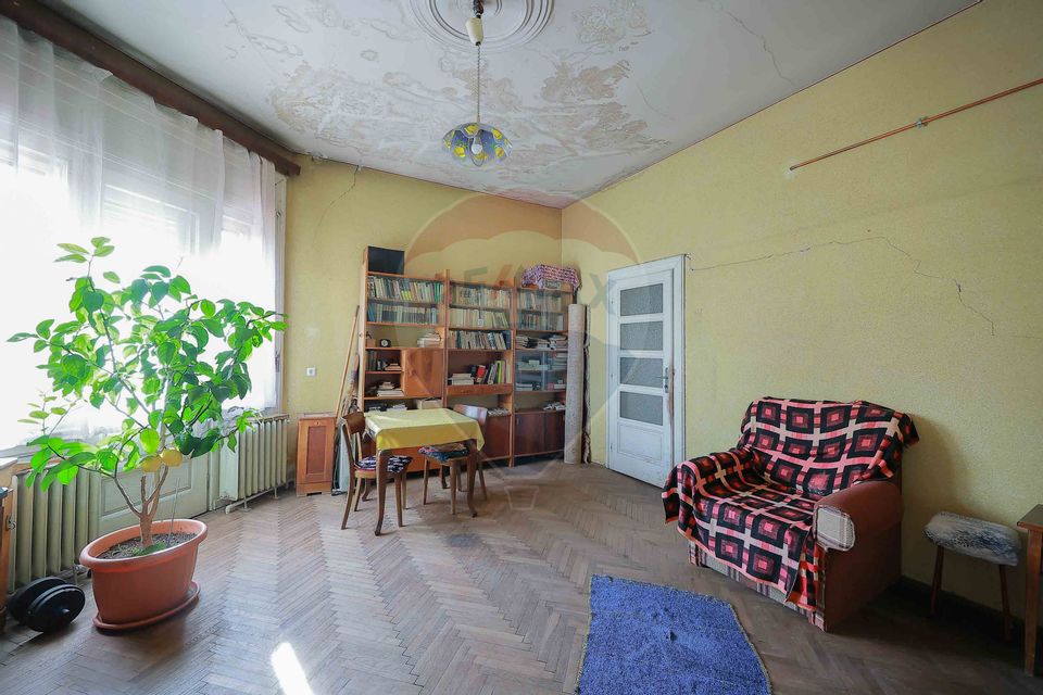 Casă Evreiască de Vânzare, Singur în Curte în zona Ultracentral