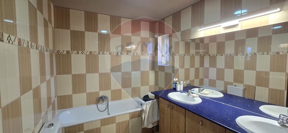 8 room House / Villa for sale