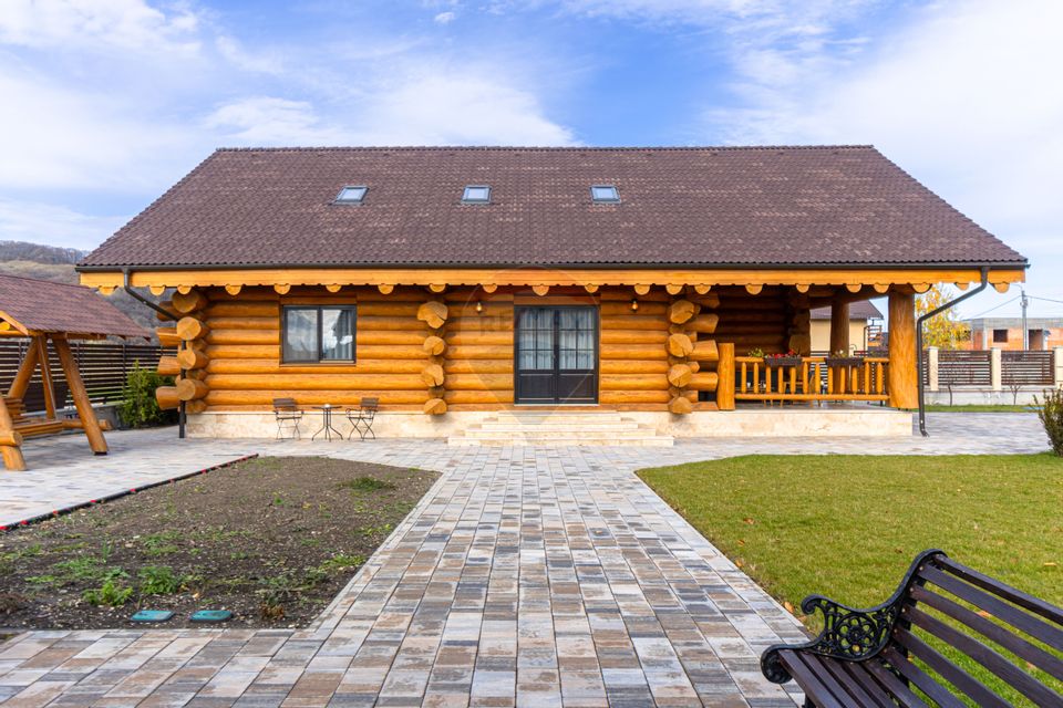 Doua case in stil canadian – confort modern intr-un cadru natural