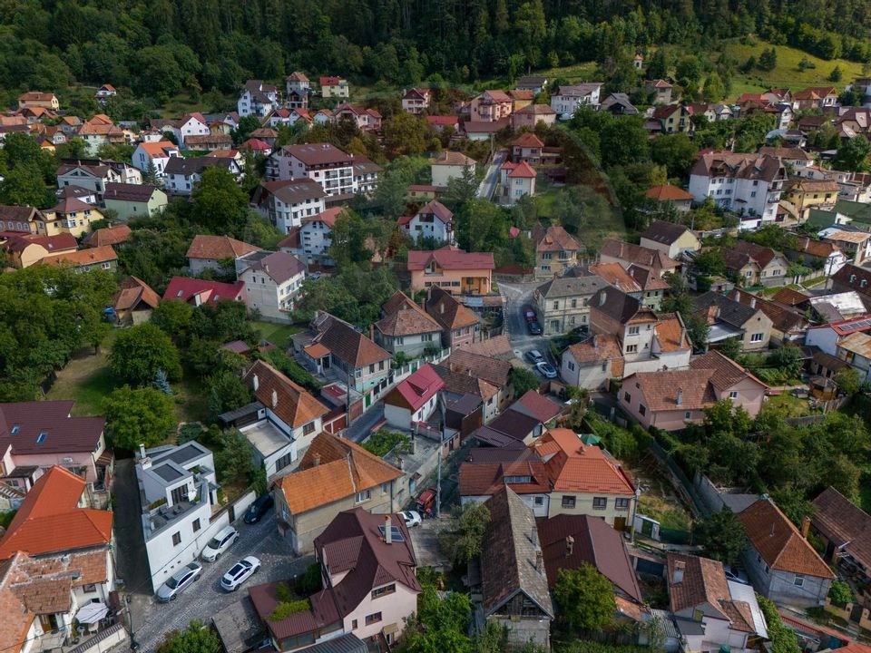 Casa individuală  4 camere de vânzare în zona Schei