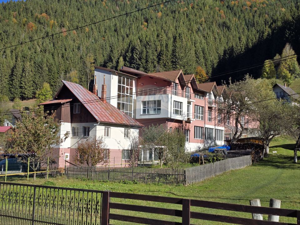 Villa / Guesthouse / Seniors' Asylum, beautiful Moeciu area, parking