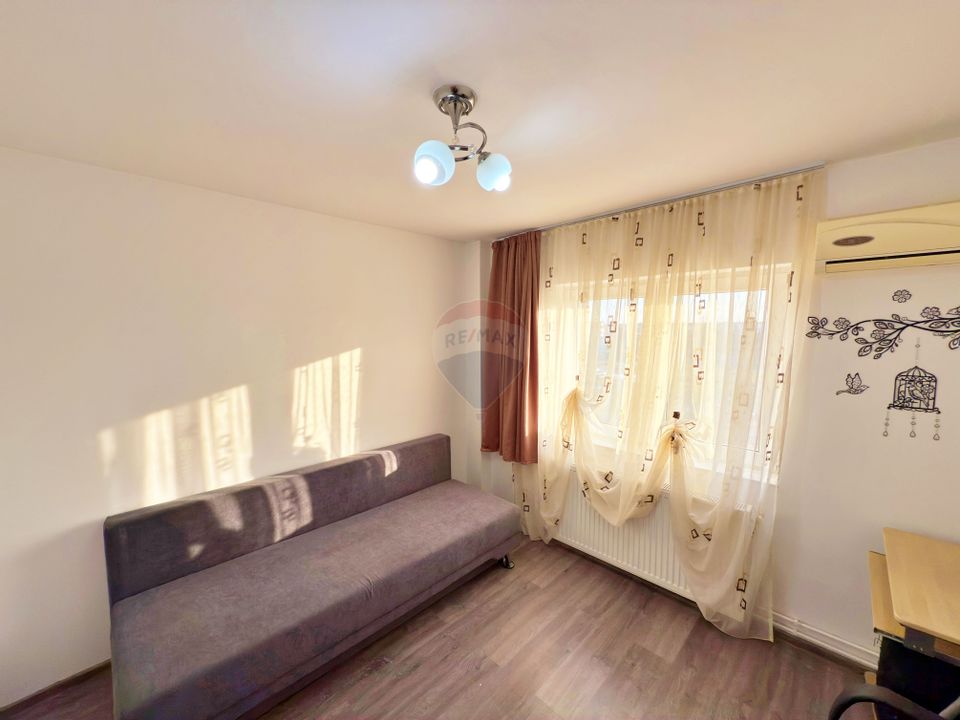 Apartament cu 3 camere de vânzare în zona Micalaca