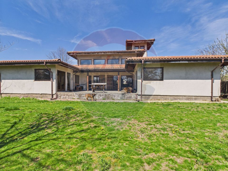 Vila Impunatoare multi-generationala cu Turnulet si Arhitectura Unica