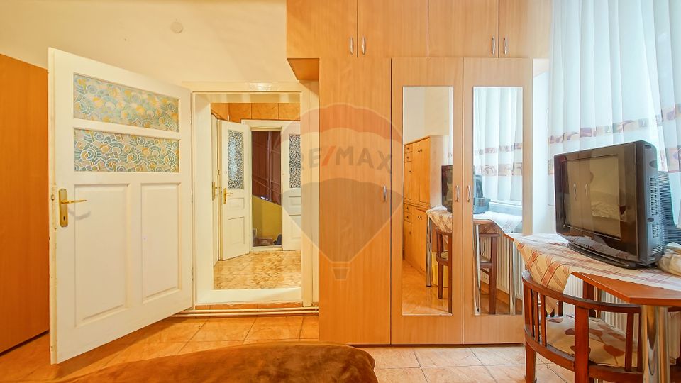 Proprietate cu 2 apartamente și garaj, Schei