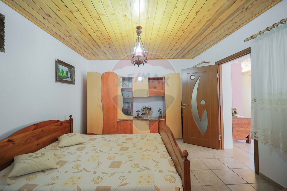 Casă și teren de 1397 mp de vânzare în Ineu, la 18 km de Oradea