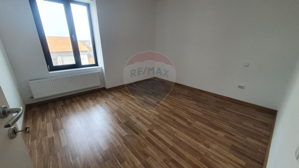 Apartament cu 2 camere, 70 mp V3