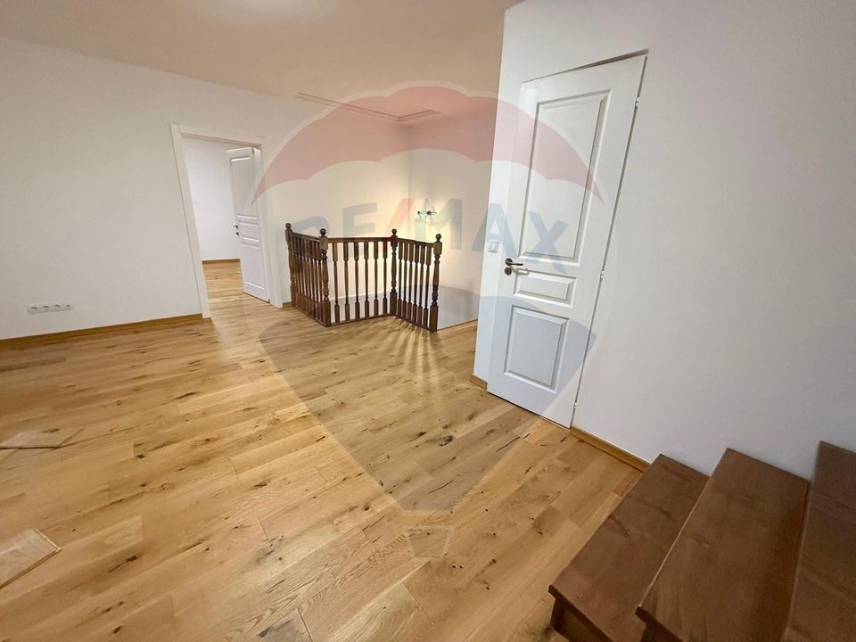 Apartament 4 camere, pe 2 niveluri si curte comuna în Centru