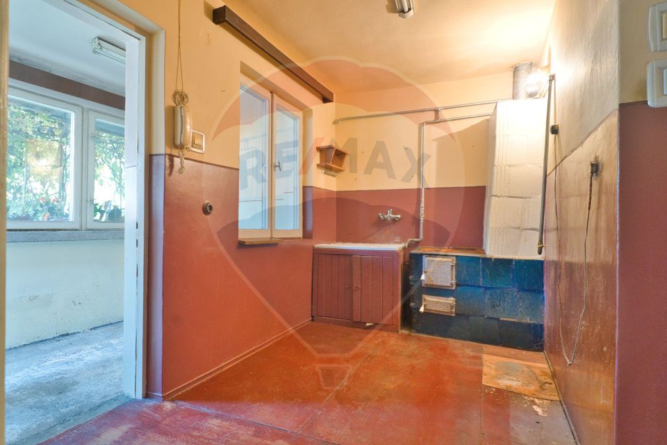 REZERVATA! Corp de casă de renovat, la intrarea pe strada De Mijloc