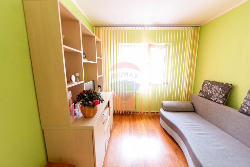 Spacious apartment for sale with 4 rooms, 2 bathrooms Răcădău