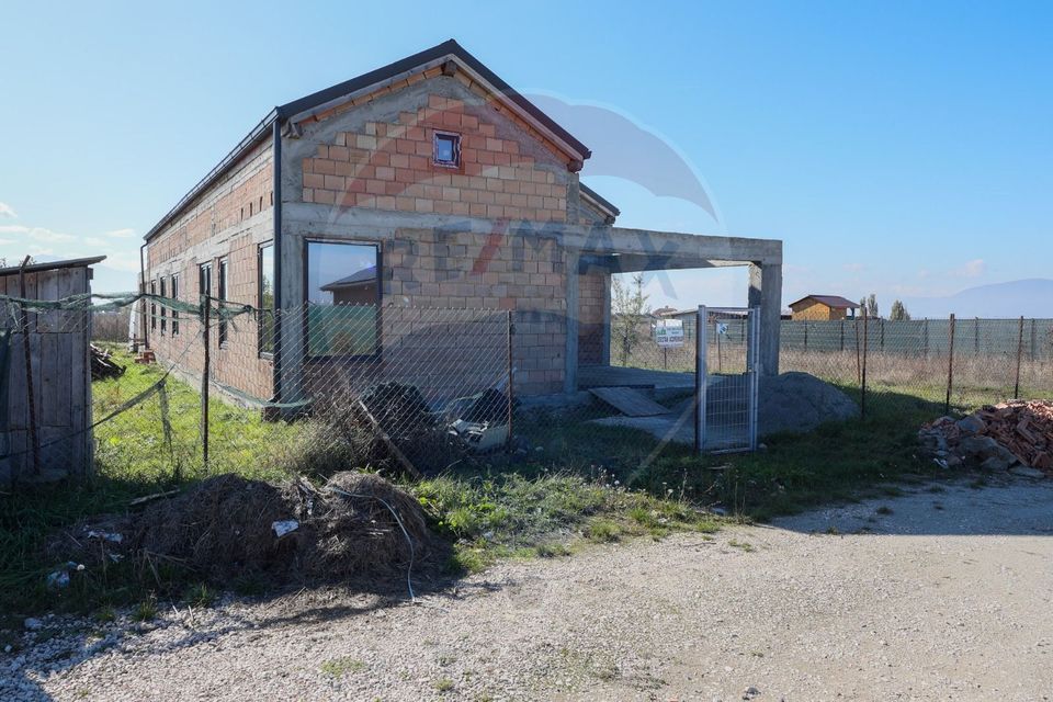 Duplex  la roșu cu 2 apartamente - 6 camere, terase generoase și curte