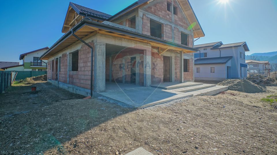 Villa in red, with 823sqm land in Cristian, Str C-tin Brâncoveanu