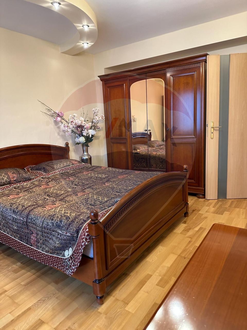 DE INCHIRIAT Apartament cu 4 camere în zona Scriitorilor