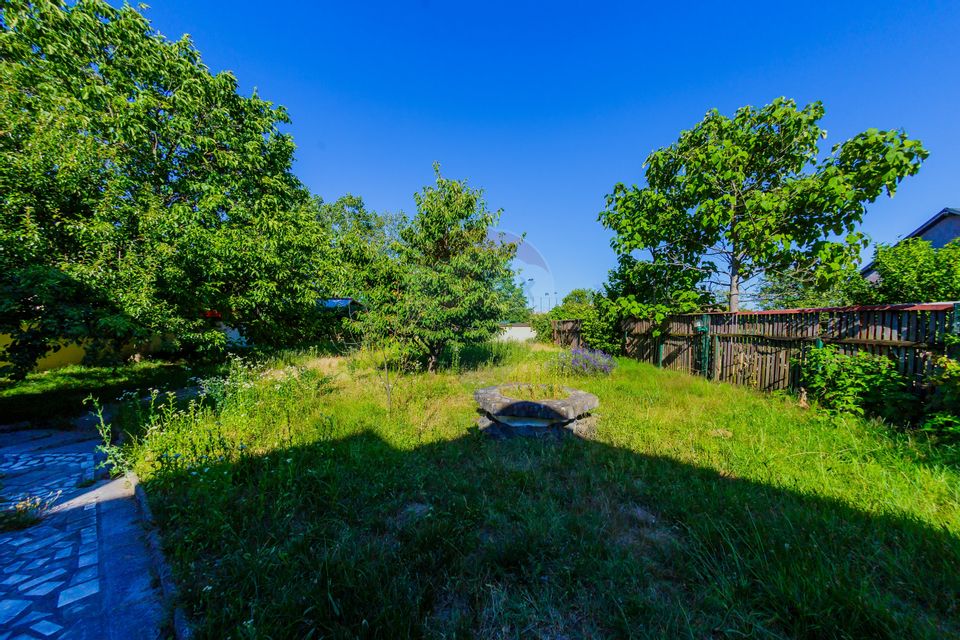 Casă cu 7 camere de vânzare la drumul principal cu 2 intrari