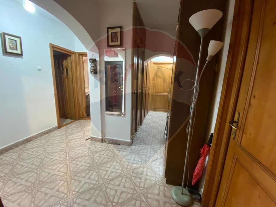 Apartament cu 4 camere de vânzare în zona Micro 4 Targoviste