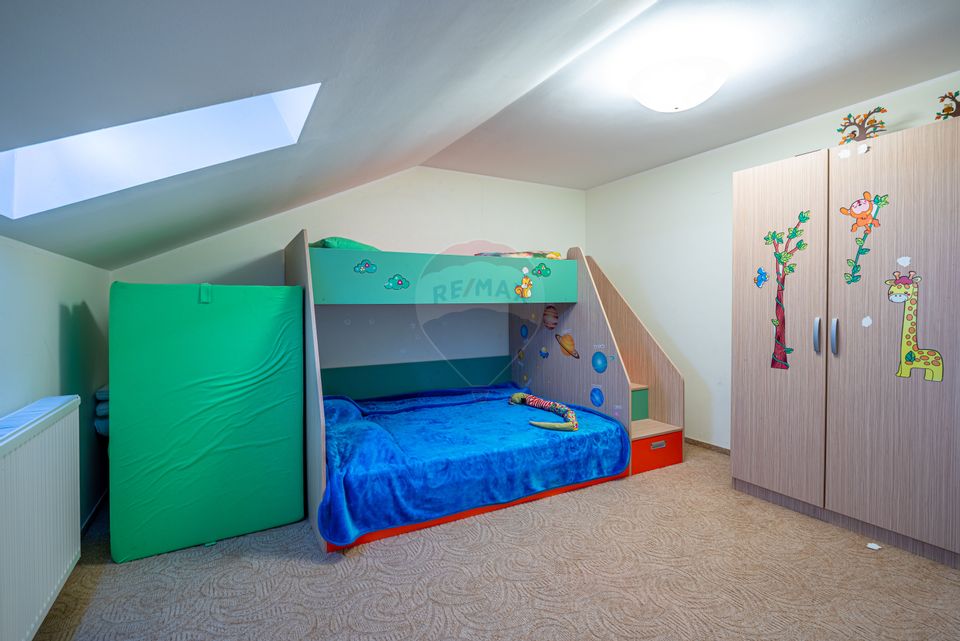 Casă P+M cu 6 camere în Bușteni - Zona Zamora