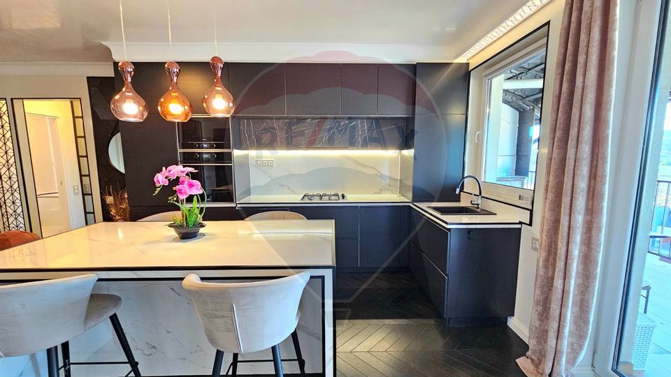 Inchiriere penthouse superfinisat cu 3 camere in zona Centrala