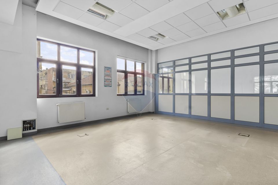 Cladire unica cu destinatii multiple de vanzare Ultracentral Arad