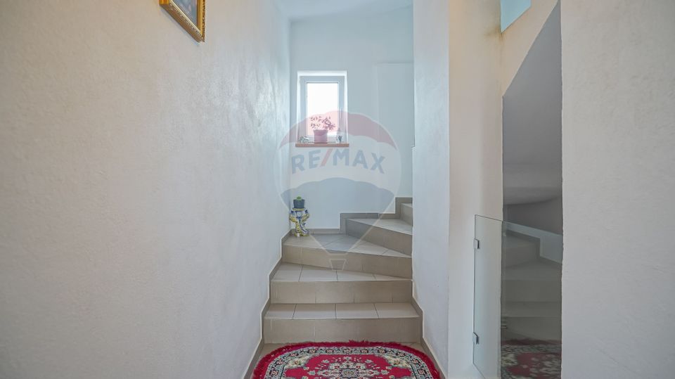 Apartament cu 3 camere de vânzare la casă în Sânpetru, comision 0%