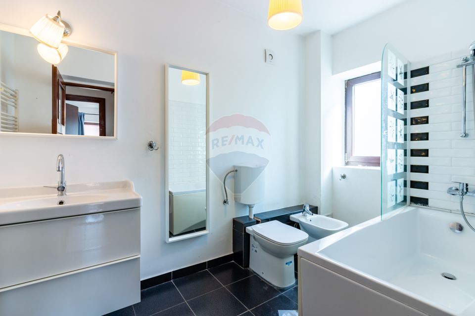 Villa for sale at the entrance to Mogosoaia, between two forests, lake