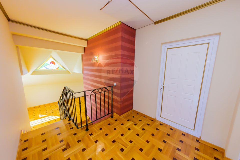 Casă cu 7 camere, 10 ari de vânzare la drumul principal cu 2 intrari