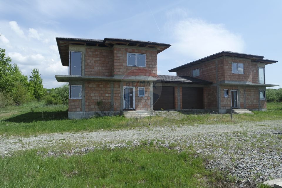 CASA CUPLATĂ DE VÂNZARE la rosu sau la semifinisat în Tăuții Măgherăuș