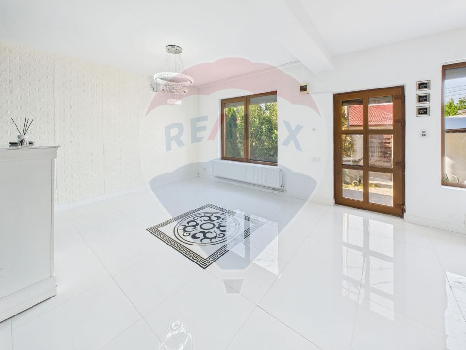 Casă / Vilă cu 4 camere de vânzare în zona Est