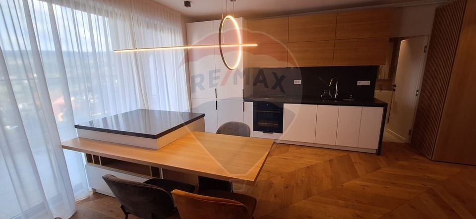 Apartament tip penthouse, 3 camere semidecomandat,  zona Bună Ziua
