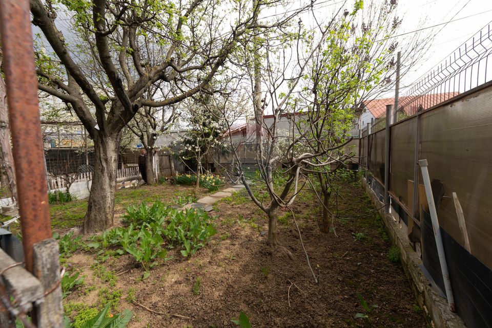 Casă de vânzare si teren 266mp în zona Giulesti