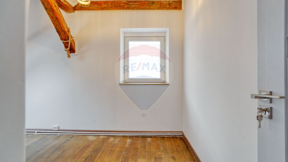 REZERVAT! Apartament generos, 6 camere, 3 băi, str Castelului