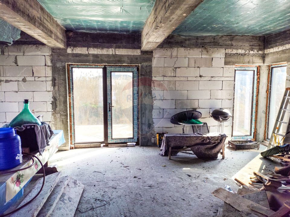 Casă / Vilă cu 4 camere de vânzare /zona Baltag
