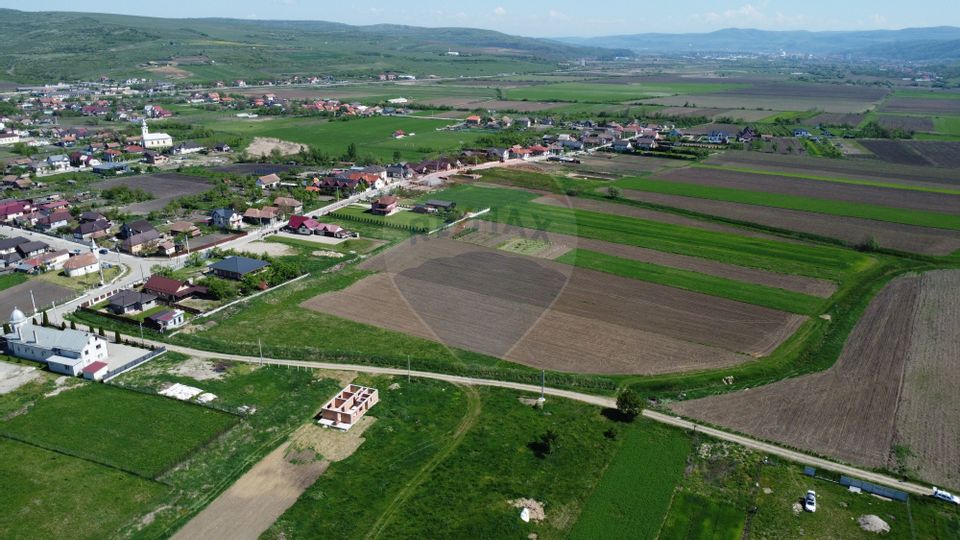 Teren intravilan 1.400 mp, împrejmuit integral – Livada, comuna Iclod
