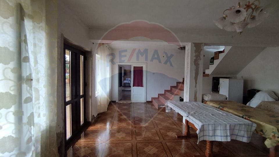 Casă de vânzare cu  teren de 3.869 mp în Cosniciu de Jos /Ip, Sălaj