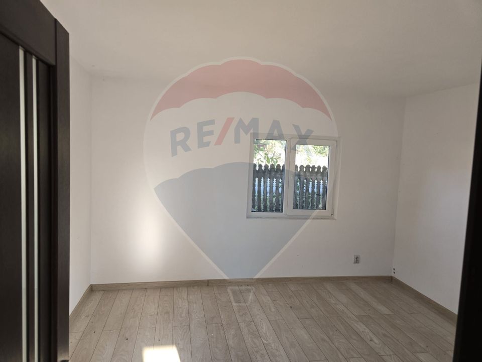 Casă noua + casa veche boiereasca renovabila