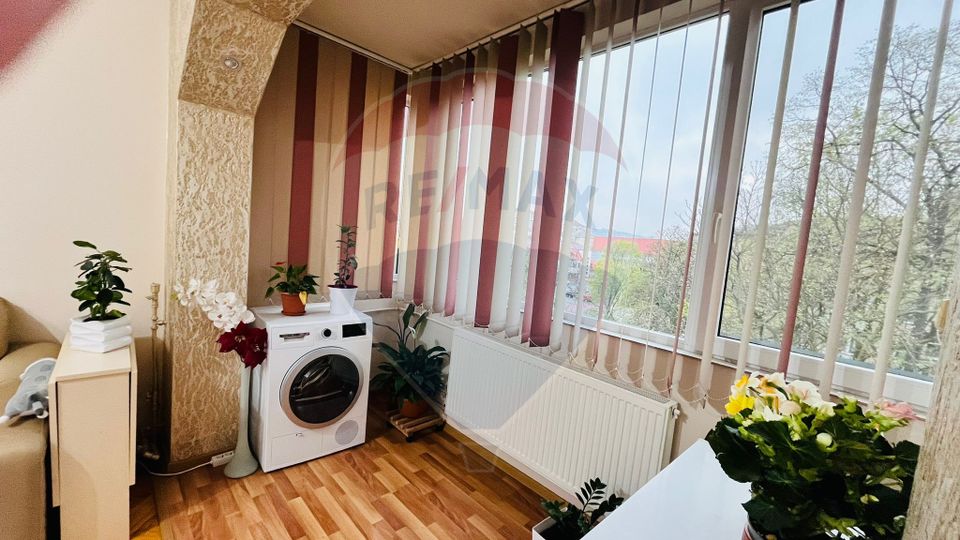 Apartament cu 3 camere de vânzare în zona Rogerius