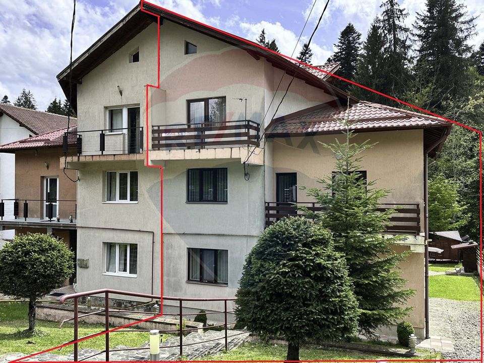 Casă / Vilă cu 8 camere de vânzare în zona Valea Rasnoavei