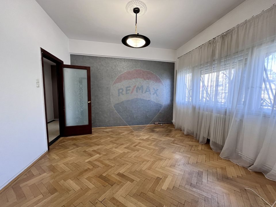 Apartament cu 4 camere nemobilat in P-ta Victoriei langa Orange